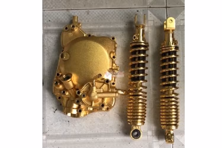 Được biết chiếc xe SH mạ vàng này của anh Bảo là xe nhập Ý thuộc đời năm 2008, giấy tờ chính chủ do anh sở hữu. Xe có màu nguyên bản là màu cà phê sữa khá hot.