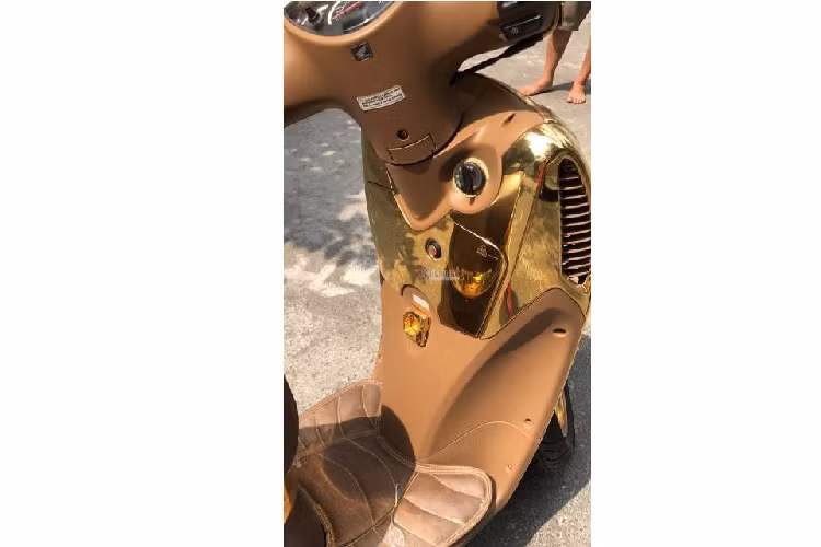 “Sở dĩ mạ vàng kín xe nhưng một số điểm tôi để trống không mạ vì muốn để mọi người biết được màu gốc của chiếc xe và đời xe. Vì xe Honda SH nhập Ý đời 2008 rất nổi bởi chất lượng, bền..., đẹp”, anh chia sẻ.