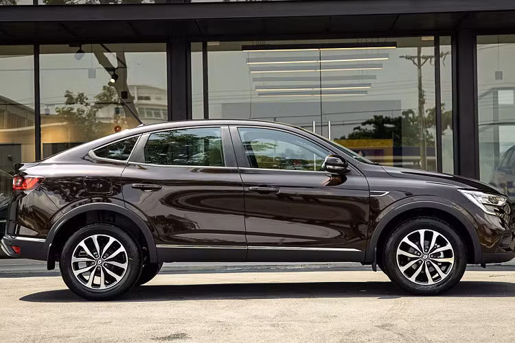 Renault Arkana được trang bị động cơ xăng 1.6 lít hút khí tự nhiên mạnh 114 mã lực với hộp số tự động CVT X-Tronic thế hệ mới và hệ thống dẫn động động cầu trước FWD. Tại Việt Nam, giá xe Renault Arkana bán ra với 2 phiên bản: tiêu chuẩn và cao cấp lần lượt 999 triệu đồng và 1,099 tỷ đồng. Bảo hành toàn cầu 3 năm hoặc 100.000 km.