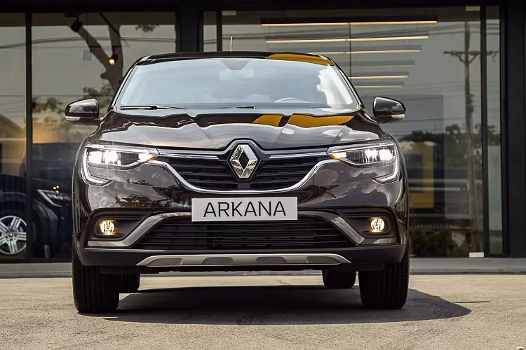 Nếu như chiếc Kaptur mang chất crossover truyền thống thì chiếc Arkana là một mẫu coupe-crossover lai thời trang với mui xe nối liền cốp, kiểu thiết kế chỉ thấy trên những dòng xe sang như BMW X6, X4, Mercedes GLE Coupe, GLC Coupe có giá từ 2,8 - 5 tỷ tại Việt Nam.