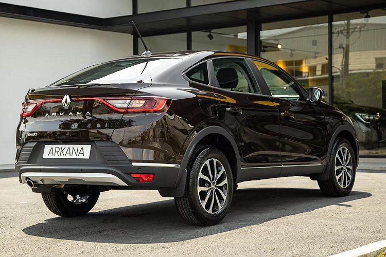 So với chiếc Kaptur khá đơn điệu, Renault Arkana là một lựa chọn khá hay dành cho những khách hàng yêu thích xe châu Âu phong cách Crossover Coupe như BMW X6, X4, Mercedes GLE Coupe, GLC Coupe nhưng với chi phí khiêm tốn hơn.