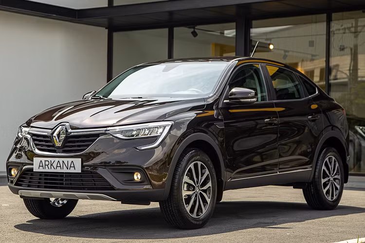 Không gian nội thất Renault Arkana với ghế viền da đệm ghế nỉ và chỉ khâu tương phản. Hệ thống giải trí đa phương tiện EASY LINK mới có màn hình cảm ứng 8 inch tích hợp kết nối Android Auto ™ và Apple CarPlay.