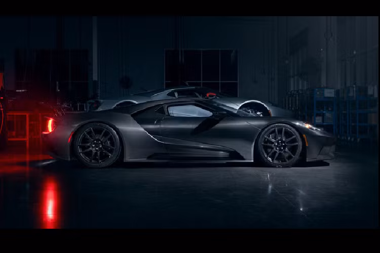 Khởi đầu ở những nâng cấp cơ khí, Ford GT 2020 mới trang bị hàng loạt linh kiện lấy từ dòng xe đua GT Mk2 chẳng hạn bộ bôi trơn động cơ mới, piston kèm bộ làm mát dầu, cuộn đánh lửa mới, bộ hút gió ngoài làm mát lớn hơn vừa tăng khả năng tản nhiệt vừa bổ sung thêm 13 mã lực vào tổng công suất động cơ V6 3.5L tăng áp kép lên 660 mã lực.