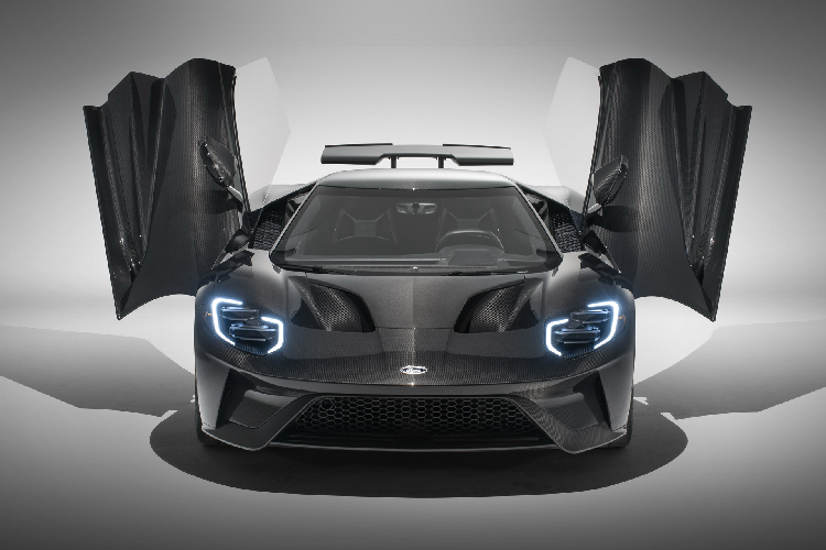 Chuyển sang nâng cấp thẩm mỹ, Ford GT 2020 có thêm một cấu hình có tên Liquid Carbon Edition sử dụng khung thân xe làm từ sợi carbon trần, bên ngoài là lớp phủ bảo vệ gần như trong suốt.