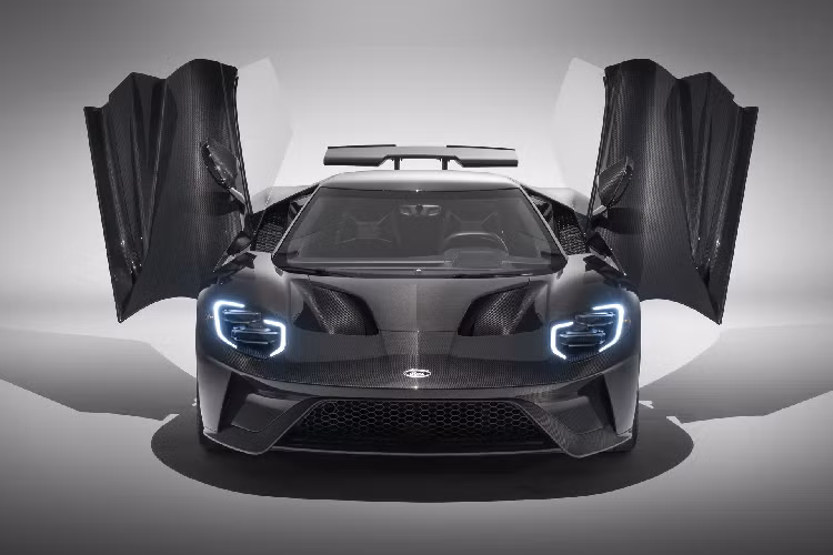 Chuyển sang nâng cấp thẩm mỹ, Ford GT 2020 có thêm một cấu hình có tên Liquid Carbon Edition sử dụng khung thân xe làm từ sợi carbon trần, bên ngoài là lớp phủ bảo vệ gần như trong suốt.