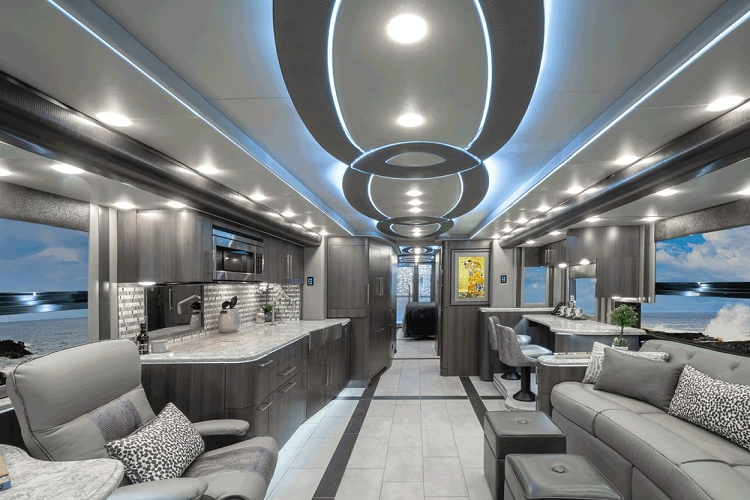 Luôn làm người tiêu dùng kinh ngạc với chất lượng và thiết kế tỉ mỉ, trong khi trang bị vô số tính năng tiện nghi để đáp ứng đủ mọi nhu cầu người tiêu dùng, Foretravel mới đây đã thêm một lần khiến mọi người ngả mũ thán phục với một sản phẩm mới mang tên Prevost H3-45 Emperor Sauna Suite mới (45ESS). Khung gầm và thân vỏ Prevost vốn chỉ được sản xuất giới hạn mỗi năm, vậy nên Foretravel luôn đảm bảo lấy được vài bộ.