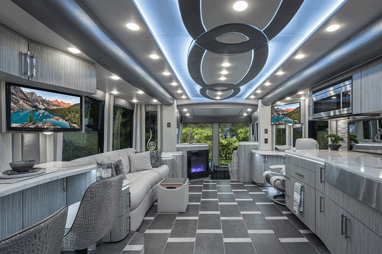 Danh sách trang bị trên H3-45 Emperor Sauna Suite là dài bất tận và khó có thể kể hết, do vậy chúng ta sẽ chỉ nói tới những gì đáng giá nhất. Cụ thể, nội thất xe có trang bị tới 5 chiếc TV, từ loại màn hình công Samsung QLED 4K kích thước 55 inch, cho tới loại màn hình gấp LED Samsung 24 inch, và thậm chí một màn hình MirrorVue Shower TV. Trong trường hợp bạn cần chút không khí trong lành nhưng không muốn bỏ lỡ một chương trình truyền hình, chiếc xe có màn hình ngoài LED 1080P Samsung 32 inch để giải quyết vấn đề.