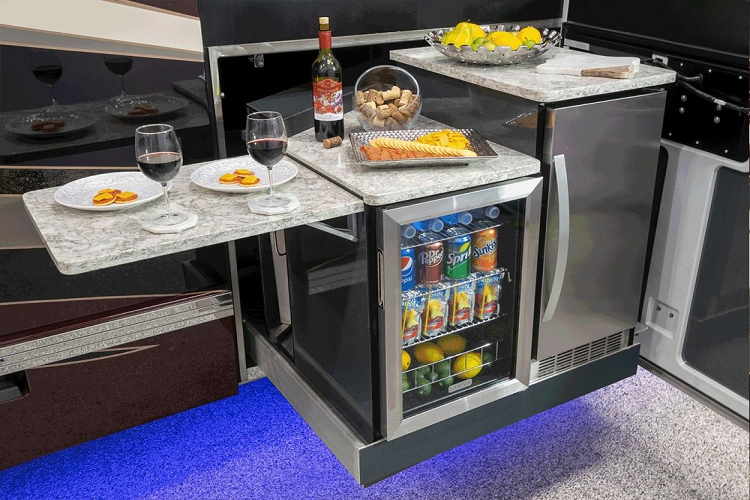 Thậm chí, sàn xe cũng có tính năng sưởi ấm, các bình lọc nước ECOsmarte đảm bảo người dùng luôn có nguồn nước chất lượng cao và hệ thống camera nhìn phía sau của Total Vision giúp người lái dễ dàng điều khiển “ngôi nhà di động”.