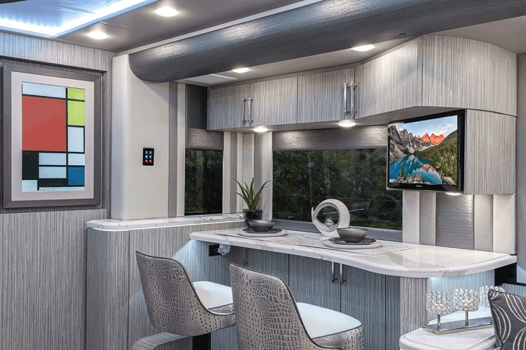 Không chỉ có thế, Emperor Sauna Suite của Foretravel còn có trang bị một nhà vệ sinh và một phòng tắm chính, mỗi phòng đều có bồn rửa hình nêm xây dựng theo yêu cầu. Một hệ thống tủ thông minh Kohler Numi Comfort Height cùng với bảng điều khiển kỹ thuật số mang tới đủ dạng tùy chọn bao gồm ánh sáng xung quanh, khả năng chơi nhạc qua Bluetooth, ghế sưởi ấm và thiết bị giữ ấm chân khiến nhà vệ sinh trên xe trở thành một nơi lý tưởng để “trả lời tiếng gọi của tự nhiên”.