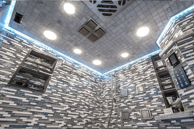 Ở những chỗ khác, người dùng có thể thấy hệ thống rửa bát và sấy khô LG Signature Series, một tủ lạnh từ Fisher &amp; Paykel, một lò vi sóng, một máy làm đá Edgestar và nhiều thứ đắt giá khác.