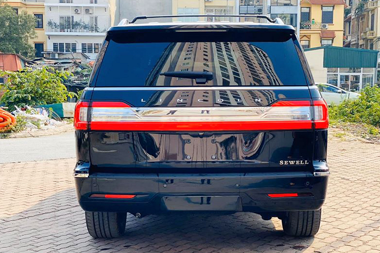Về ngoại hình, Lincoln Navigator L Black Label 2020 có số đo chiều Dài x Rộng x Cao ở mức 5.636 x 2.029 x 1.935 (mm), chiều dài cơ sở xe đạt 3.343 mm, trong khi bản thường sẽ ngắn hơn 302 mm và trục cơ sở ở mức 3.112 mm. Đầu xe khá quen thuộc với lưới tản nhiệt hình thanh đan xen, phần viền mạ crom giúp Lincoln Navigator trở nên sang trọng hơn, logo thương hiệu ở vị trí trung tâm và có thể phát sáng vào ban đêm.