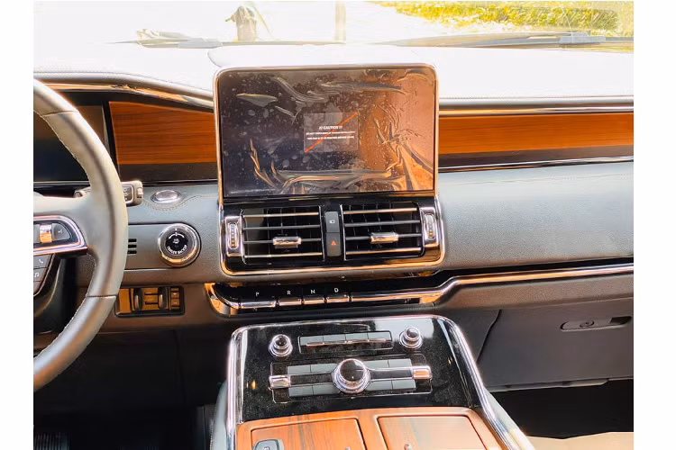 Với mức giá 8 tỷ đồng, Lincoln Navigator mang đến nhiều trải nghiệm cho khách hàng với hàng loạt những tiện nghi và công nghệ cao cấp nhất của hãng Ford. Dẫu vậy, Navigator không phải là lựa chọn của số đông vốn thường chọn SUV của Nhật và Đức