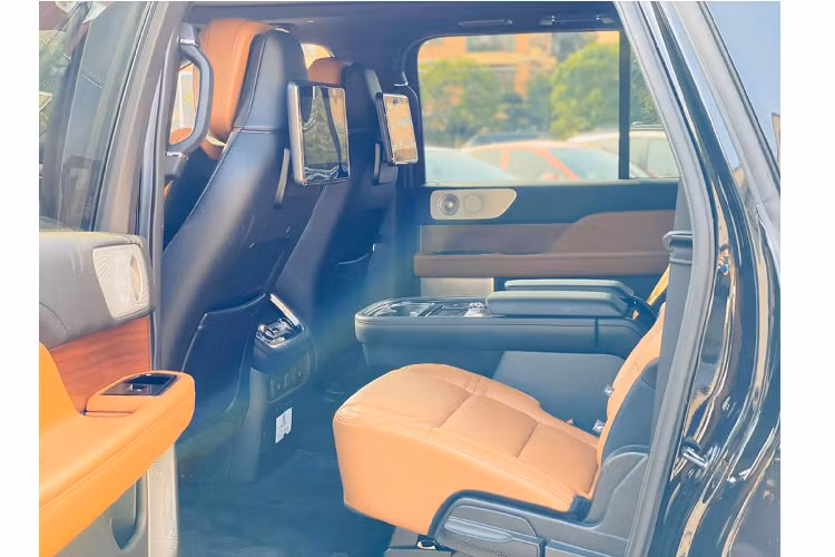 Xe được trang bi bệ tỳ tay cỡ lớn đúng chất SUV Mỹ, cabin mang phong cách thiết kế cổ điển xen lẫn nét hiện đại, ốp gỗ sắc sảo ở nhiều vị trí đối lập với những mảng màu đen sang trọng. Xe sử dụng đồng hồ hỗ trợ lái kỹ thuật số, màn hình cảm ứng 12 inch, bên cạnh vô lăng 3 chấu có kích thước lớn, bảng táp-lô thiết kế theo kiểu chia thành 2 tầng,...