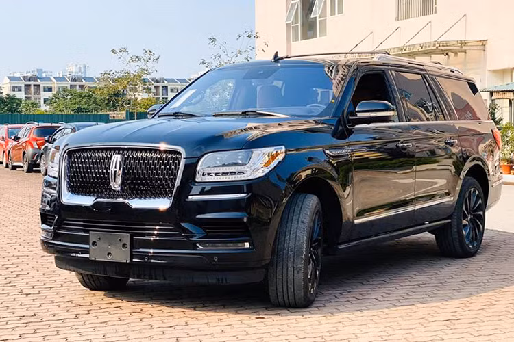  Giá xe Lincoln Navigator 2020 nhập khẩu tư nhân tại Việt Nam được chào bán lên tới hơn 8 tỷ đồng, với số tiền này người dùng trong nước có rất nhiều sự lựa chọn SUV hạng sang đầu bảng khác hiên nay như: BMW X7, Mercedes-Benz GLS thế hệ mới hay Lexus LX 570 “ăn chắc mặc bền”.