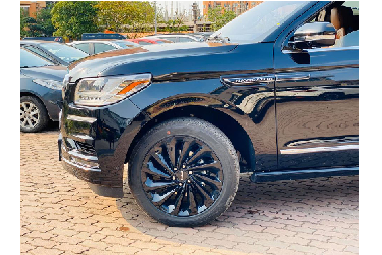 Tại Việt Nam, số lượng xe SUV Lincoln Navigator thế hệ mới được đưa được về nước khoảng 10 chiếc, trong đó chiếc đầu tiên được đưa về nước là vào năm 2017. Với thiết kế độc đáo, nội thất rộng rãi, nhiều tiện nghi, Lincoln Navigator nhanh chóng nhận được rất nhiều sự quan tâm từ những người yêu xe.