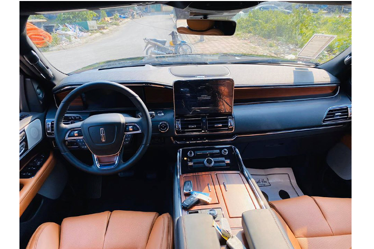 Trông to xác như vậy, nhiều người sẽ thầm nghĩ Navigator sử những cổ máy V8 cỡ lớn như Infiniti QX80 hay Lexus LX 570 nhưng khá bất ngờ dưới nắp ca-pô Lincoln Navigator sử dụng động cơ V6, dung tích 3.5L tăng áp kép mang lại cho công suất tối đa 450 mã lực tại 5.500 vòng/phút và mô-men xoắn cực đại 510Nm có được từ 3.000 vòng/phút.