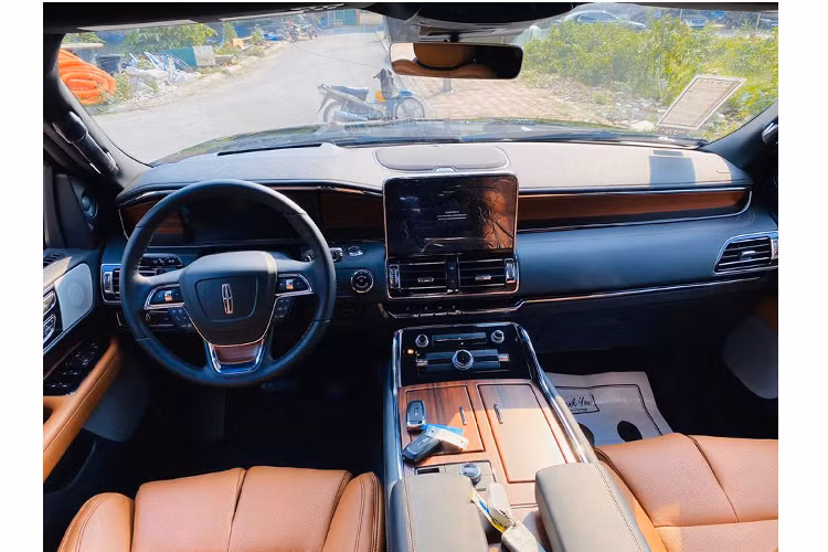 Trông to xác như vậy, nhiều người sẽ thầm nghĩ Navigator sử những cổ máy V8 cỡ lớn như Infiniti QX80 hay Lexus LX 570 nhưng khá bất ngờ dưới nắp ca-pô Lincoln Navigator sử dụng động cơ V6, dung tích 3.5L tăng áp kép mang lại cho công suất tối đa 450 mã lực tại 5.500 vòng/phút và mô-men xoắn cực đại 510Nm có được từ 3.000 vòng/phút.