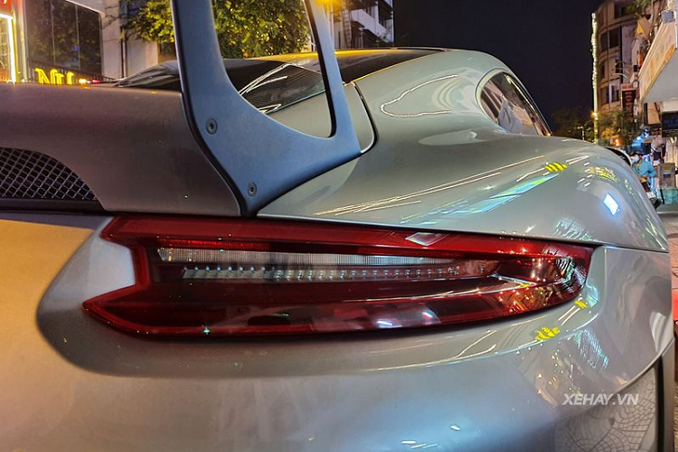 Porsche 911 GT2 RS được trang bị động cơ tăng áp kép Boxer 3.8L 6 xi-lanh, sản sinh công suất 700 mã lực và mô-men xoắn cực đại 750Nm cho khả năng tăng tốc 0 – 100 km/h trong 2,8 giây trước khi cán tốc độ tối 340 km/h.