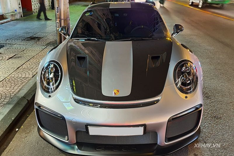 Tại Việt Nam, giá xe 911 GT2 RS 2019 được phân phối chính hãng với mức khoảng 21 tỷ đồng nhưng với việc có thêm gói Weissach Package trị giá 1,355 tỷ đồng, và nhiều "đồ chơi" khác, giá trị của siêu xe thể thao Đức được nâng lên mức gần 23 tỷ đồng.