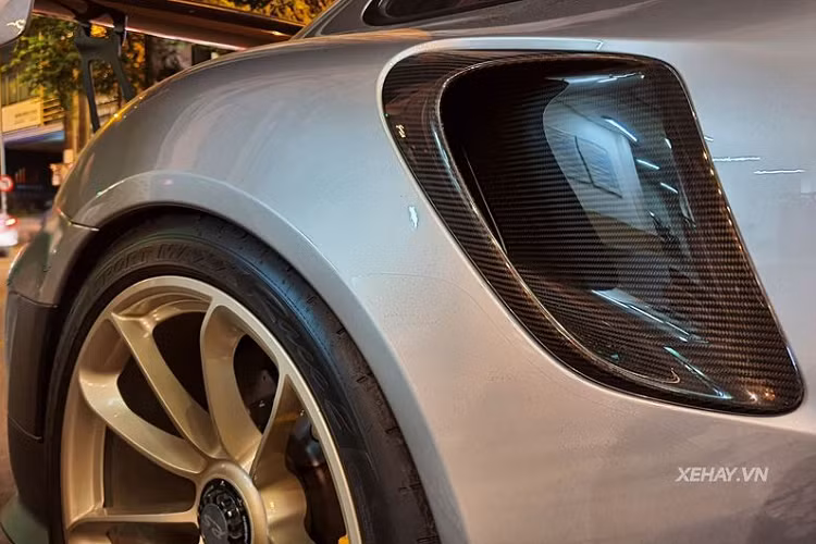 911 GT2 RS nhận được trang bị tiêu chuẩn là bộ phanh gốm hiện đại.