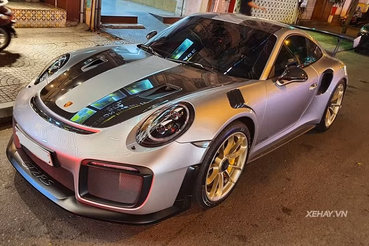Là một trong ba chiếc Porsche 911 GT2 RS đầu tiên được mang về Việt Nam hồi đầu năm 2019, đến nay 911 GT2 RS vẫn luôn có sức hút cực lớn đối với dân mê xe Việt vì thiết kế táo bạo quá bắt mắt. Chiếc 911 GT2 RS mới được bắt gặp có màu bạc giống chiếc của ông Đặng Lê Nguyên Vũ nhưng lại thú vị hơn hẳn nhờ có gói tùy chọn Weissach Package.