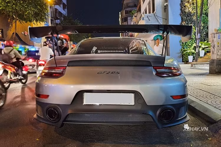 Gói nâng cấp chính hãng này bao gồm rất nhiều bộ phận làm bằng sợi carbon và Titanium như mái xe, các thanh chống lật phía trước, các khớp nối, vỏ gương chiếu hậu, cánh gió khí động học, hai hốc hút gió bên hông, đặc biệt còn có thêm hai dải carbon kéo dài từ nóc xe xuống nắp ca-pô. Nhờ tất cả những yếu tố trên mà siêu xe Porsche 911 GT2 RS Weissach nhẹ hơn 30kg so với bản tiêu chuẩn.