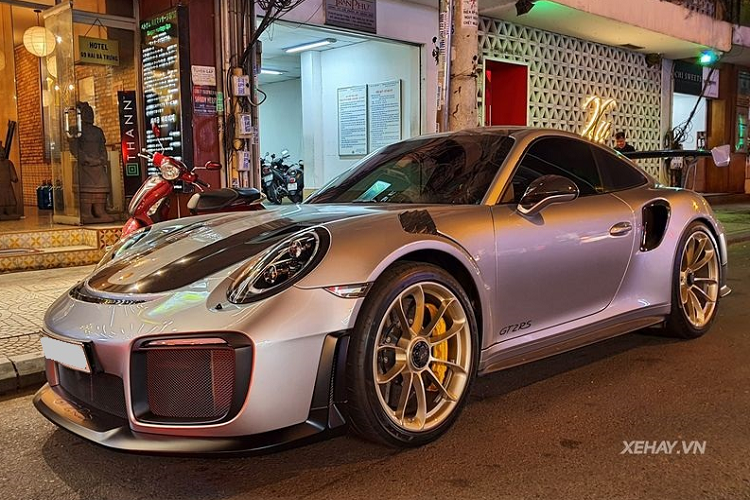 Khác với những “anh em” Turbo khác, Porsche 911 GT2 RS sẽ truyền năng lượng của xe cho các bánh xe phía sau nhưng khung xe vẫn có đầy đủ các “thủ thuật” để giúp chiếc xe trở nên vô cùng mạnh mẽ khi di chuyển trên đường.