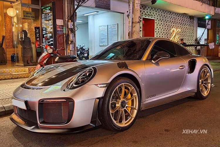 Khác với những “anh em” Turbo khác, Porsche 911 GT2 RS sẽ truyền năng lượng của xe cho các bánh xe phía sau nhưng khung xe vẫn có đầy đủ các “thủ thuật” để giúp chiếc xe trở nên vô cùng mạnh mẽ khi di chuyển trên đường.