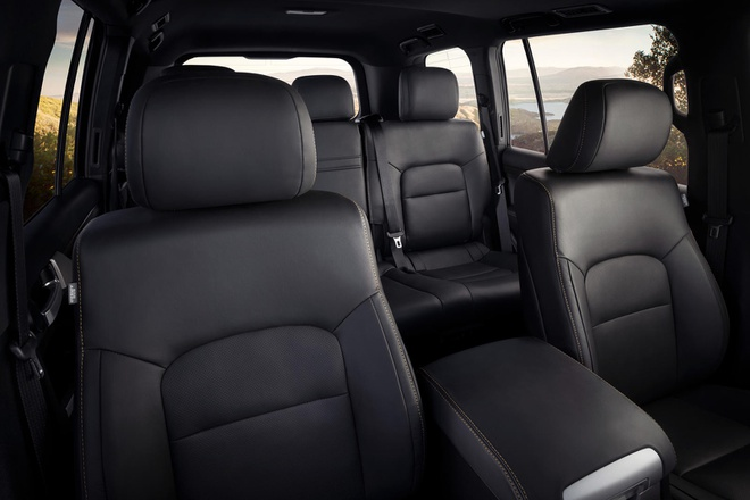 Nội thất Land Cruiser mới đủ chỗ cho 8 người ngồi với tùy chọn 3 hàng ghế, hoặc 5 người ngồi với tùy chọn 2 hàngghế.