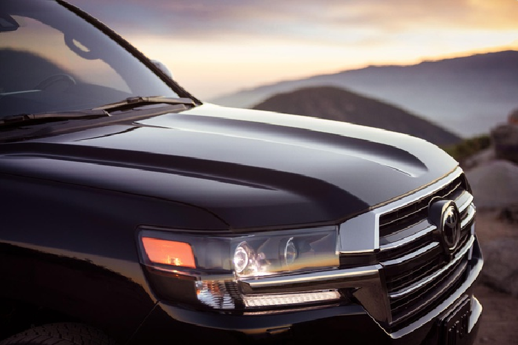 SUV mới sẽ được trang bị khối động cơ hybrid V6 3.5L của Toyota, thay thế động cơ V8 4.6L hiện tại (381 mã lực, 543 Nm). Tuy nhiên, vẫn chưa rõ liệu động cơ V8 5.7L của Land Cruiser bản Mỹ có được thay thế bằng động cơ điện hay không.