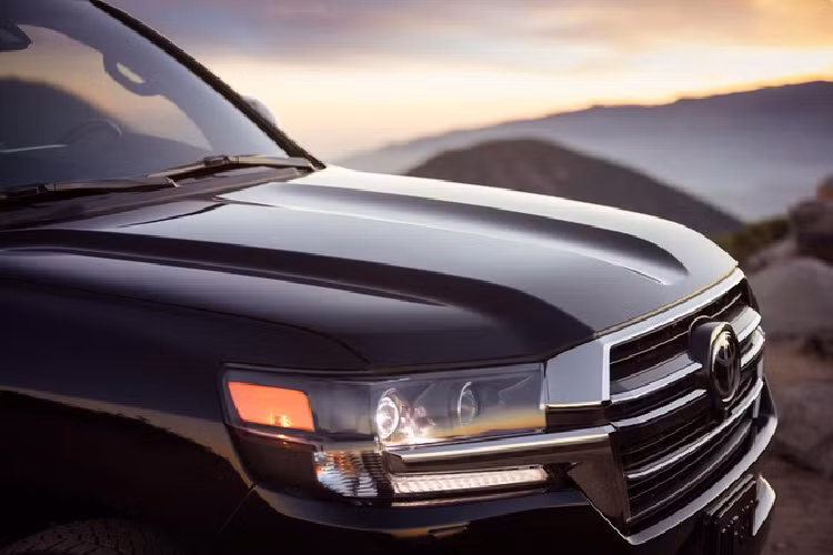 SUV mới sẽ được trang bị khối động cơ hybrid V6 3.5L của Toyota, thay thế động cơ V8 4.6L hiện tại (381 mã lực, 543 Nm). Tuy nhiên, vẫn chưa rõ liệu động cơ V8 5.7L của Land Cruiser bản Mỹ có được thay thế bằng động cơ điện hay không.