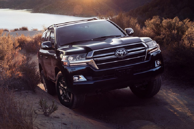Dù có tuổi đời hơn một thập kỷ, mẫu xe SUV Land Cruiser hiện tại vẫn bán tốt. Năm 2019, doanh số tăng gần 10% dù có thông tin mẫu SUV này không còn được sản xuất, CarBuzz cho biết.