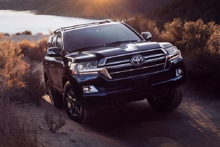 Dù có tuổi đời hơn một thập kỷ, mẫu xe SUV Land Cruiser hiện tại vẫn bán tốt. Năm 2019, doanh số tăng gần 10% dù có thông tin mẫu SUV này không còn được sản xuất, CarBuzz cho biết.