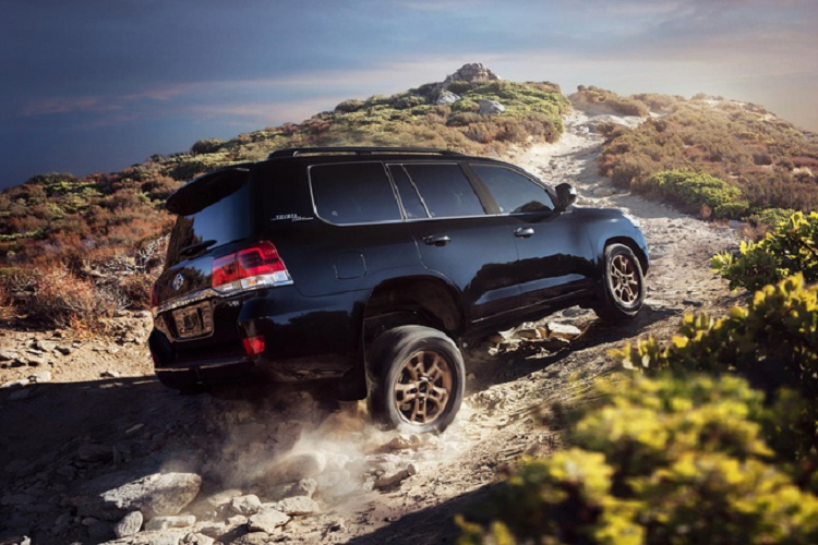 Theo năm tháng, Toyota đã có một vài nâng cấp nhỏ nhưng không đáng kể. Land Cruiser hiện tại được bán từ năm 2008 nên rất cần thay đổi.