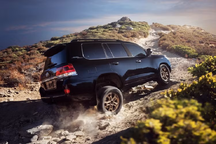 Theo năm tháng, Toyota đã có một vài nâng cấp nhỏ nhưng không đáng kể. Land Cruiser hiện tại được bán từ năm 2008 nên rất cần thay đổi.