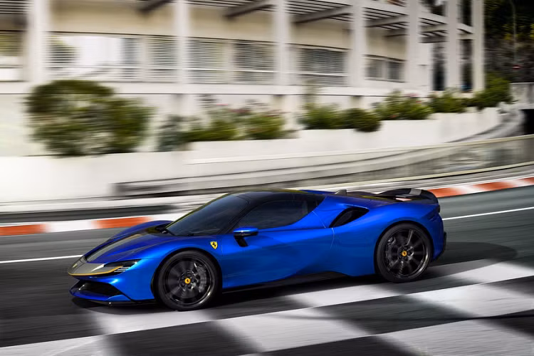 Phần mui xếp của SF90 Spider chỉ chiếm khoảng 100 lít dung tích khi gấp lại. Phần mui này cũng nhẹ hơn 40 kg so với mui cứng thông thường do sử dụng nhiều vật liệu nhôm. Siêu xe này chỉ mất khoảng 14 giây cho quá trình đóng/mở mui.