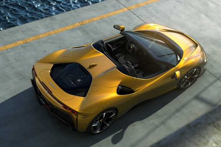 Với gói tùy chọn này, chiếc SF90 Spider giảm khoảng 21 kg do sử dụng nhiều vật liệu nhẹ như carbon, titanium. Ngoài ra, khách hàng tùy chọn gói Assetto Fiorano có thể yêu cầu ngoại thất 2 tone màu