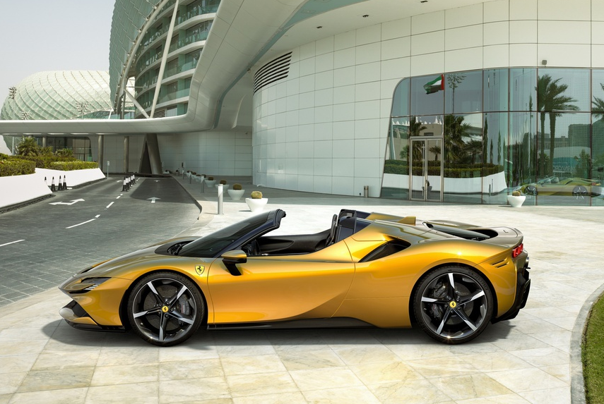 Như đã giới thiệu, SF90 Spider là phiên bản mui trần của siêu xe SF90 Stradale, được ra mắt cuối tháng 5/2019. Đây là một trong những mẫu xe kỷ niệm 90 năm thành lập của Scuderia Ferrari. SF là ký tự viết tắt của Scuderia Ferrari trong khi Stradale trong tiếng Italy có nghĩa là con đường. Mức giá xe Ferrari SF90 Spider mui trần chưa được công bố.