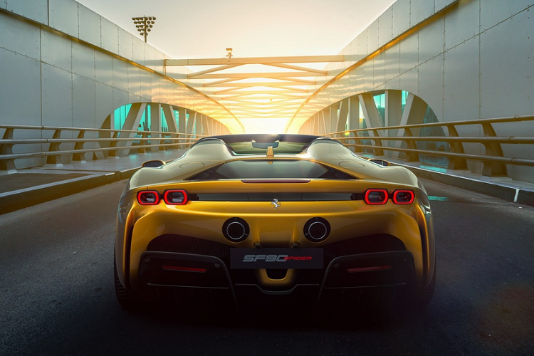 Theo công bố của Ferrari, SF90 Spider nặng 1.670 kg. So với bản coupe, SF90 Spider nặng hơn 100 kg do có thêm cơ cấu mui gấp và gia công lại khung gầm.