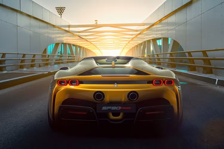 Theo công bố của Ferrari, SF90 Spider nặng 1.670 kg. So với bản coupe, SF90 Spider nặng hơn 100 kg do có thêm cơ cấu mui gấp và gia công lại khung gầm.