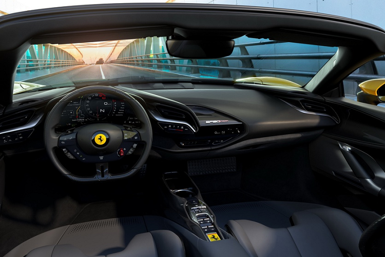 Theo công bố của Ferrari, SF90 Spider có hiệu suất ngang ngửa với bản Stradale. Thông thường, các phiên bản spider có hiệu suất kém hơn bản coupe đôi chút do cấu tạo mui trần. Cụ thể, SF90 Spider có thể tăng tốc 0-100 km/h trong 2,5 giây, 0-200 km/h trong 7 giây và vận tốc tối đa là 340 km/h.