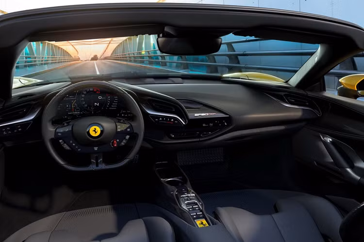 Theo công bố của Ferrari, SF90 Spider có hiệu suất ngang ngửa với bản Stradale. Thông thường, các phiên bản spider có hiệu suất kém hơn bản coupe đôi chút do cấu tạo mui trần. Cụ thể, SF90 Spider có thể tăng tốc 0-100 km/h trong 2,5 giây, 0-200 km/h trong 7 giây và vận tốc tối đa là 340 km/h.