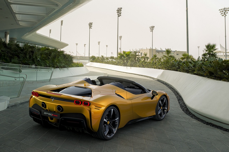 Ferrari SF90 mui trần sở hữu sức mạnh tương đương phiên bản coupe với tổng công suất 986 mã lực và mô-men xoắn 900 Nm. Sức mạnh này được sản sinh từ động cơ tăng áp kép V8 4.0L, sản sinh công suất 769 mã lực và mô-men xoắn 800 Nm. Bên cạnh đó, 3 mô-tơ điện bổ sung thêm 217 mã lực và 100 Nm cho siêu xe này. Sức mạnh được truyền đến 4 bánh qua hộp số 8 cấp ly hợp kép.