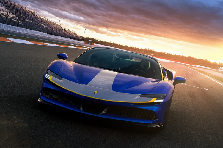 Để đảm bảo tính khí động học như bản Stradale, SF90 Spider được hạ thấp phần mui 20 mm. Do đó, kính chắn gió của xe nghiêng nhiều hơn, cột A mỏng hơn và khoang lái được đưa về gần người lái hơn.