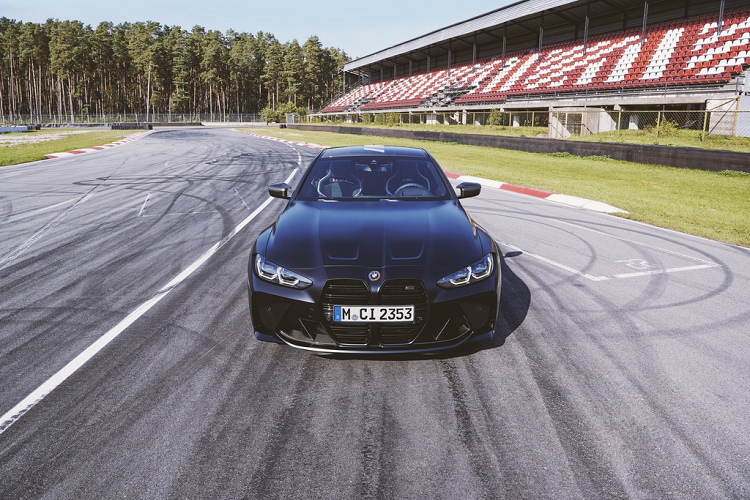 Về mặt vận hành, phiên bản đặc biệt này vẫn sở hữu những thông số tương tự BMW M4 Competition Coupé. Cụ thể, M4 Competition sử dụng khối động cơ 6 xilanh thẳng hàng mã S58 với công nghệ TwinPower Turbo mới nhất của BMW M GmbH.