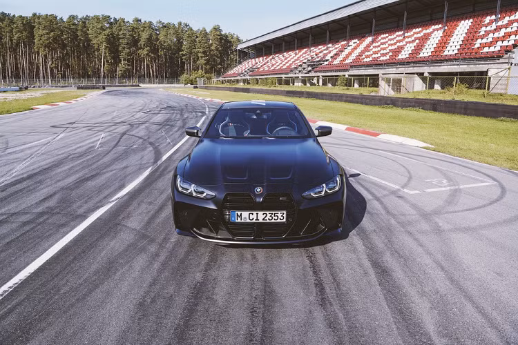 Về mặt vận hành, phiên bản đặc biệt này vẫn sở hữu những thông số tương tự BMW M4 Competition Coupé. Cụ thể, M4 Competition sử dụng khối động cơ 6 xilanh thẳng hàng mã S58 với công nghệ TwinPower Turbo mới nhất của BMW M GmbH.