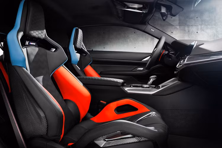 Nội thất của xe cũng được thay đổi theo hướng độc đáo và phá cách hơn các phiên bản tiêu chuẩn. Bộ ghế thể thao M Carbon bọc da Merino cao cấp được phối 3 tông màu chủ đạo là Đỏ, Xanh và Đen.