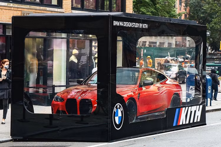 Đặc biệt, buổi ra mắt tại Brooklyn có sự góp mặt của cả 2 mẫu xe BMW M4 Design Study by Kith và M3 E30. Cả 2 đều sở hữu màu ngoại thất Đỏ Cinnabar Red, màu sơn này hiện nay không còn nằm trong danh mục lựa chọn của BMW.