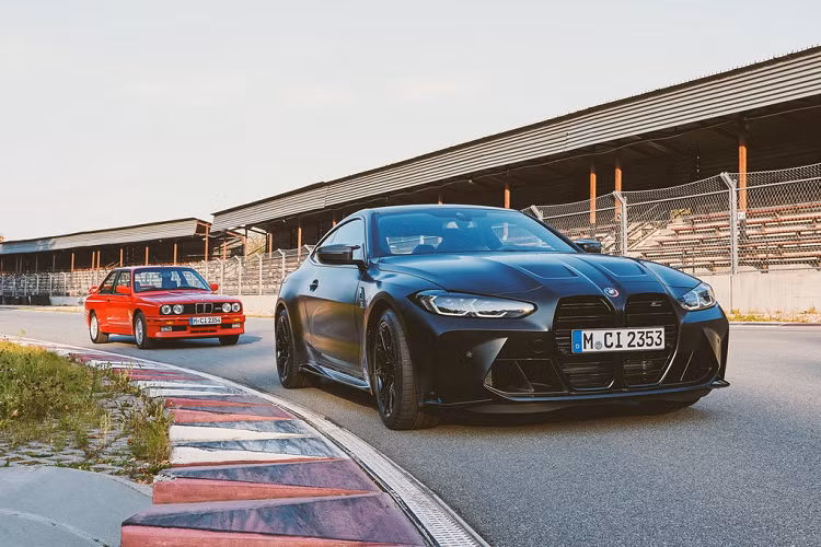 Một số trang bị tiêu chuẩn khác trên xe như hệ thống phanh M Compound, mâm đúc M, ghế bucket seat M Carbon, gói ngoại thất M Carbon, hệ thống đèn pha BMW Laserlight, gói ngoại thất BMW Individual Shadowline, gói nội thất sử dụng sợi carbon với các phím điều khiển được mạ điện. Phiên bản đặc biệt này sẽ đến tay các khách hàng tiềm năng sớm nhất vào mùa hè năm sau. Giá xe BMW M4 Competition x Kith hiện chưa được công bố.