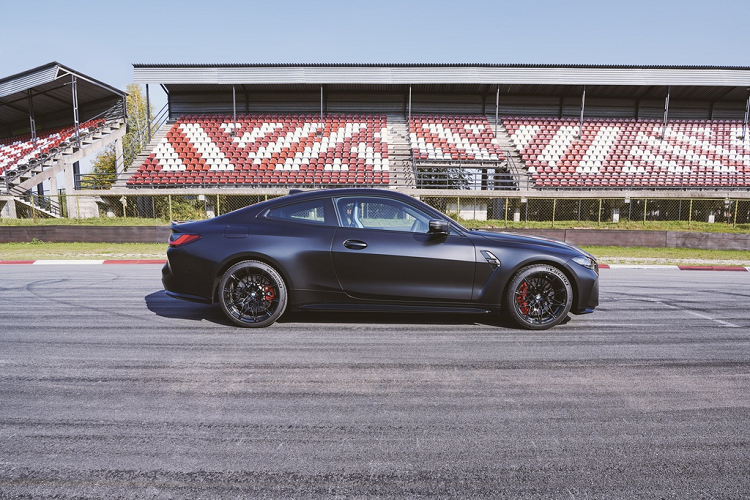 Công suất cực đại của khối động cơ này vào khoảng 510 mã lực và mô men xoắn tối đa 650 Nm. Hộp số tiêu chuẩn của M4 Competition là loại 8 cấp M Steptronic Drivelogic.